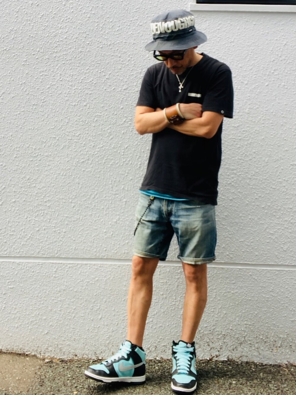ブラック系のTシャツ/カットソー、ブルー系のその他パンツ、グリーン系のスニーカーを着用したメンズの春コーディネートの2枚目の写真