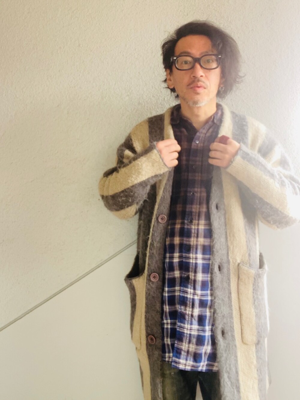 ブルー系のシャツ/ブラウス、グレー系のカーディガン/ボレロ、ブルー系のデニムパンツを着用したメンズの冬コーディネートの2枚目の写真