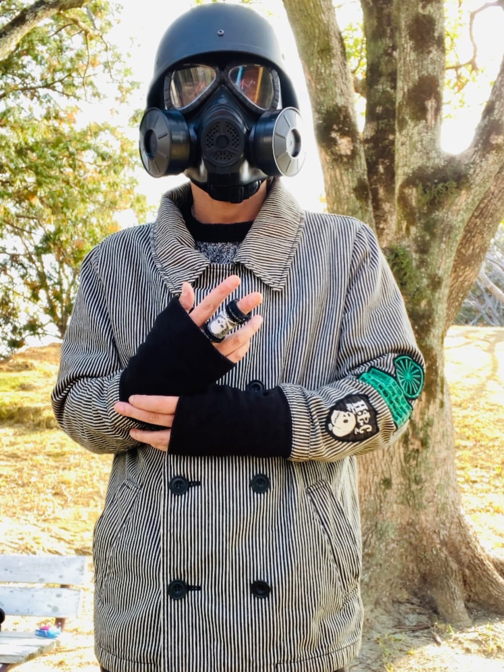 グレー系のニット/セーター、グレー系のピーコート、ブラック系のデニムパンツを着用したメンズの秋コーディネートの2枚目の写真