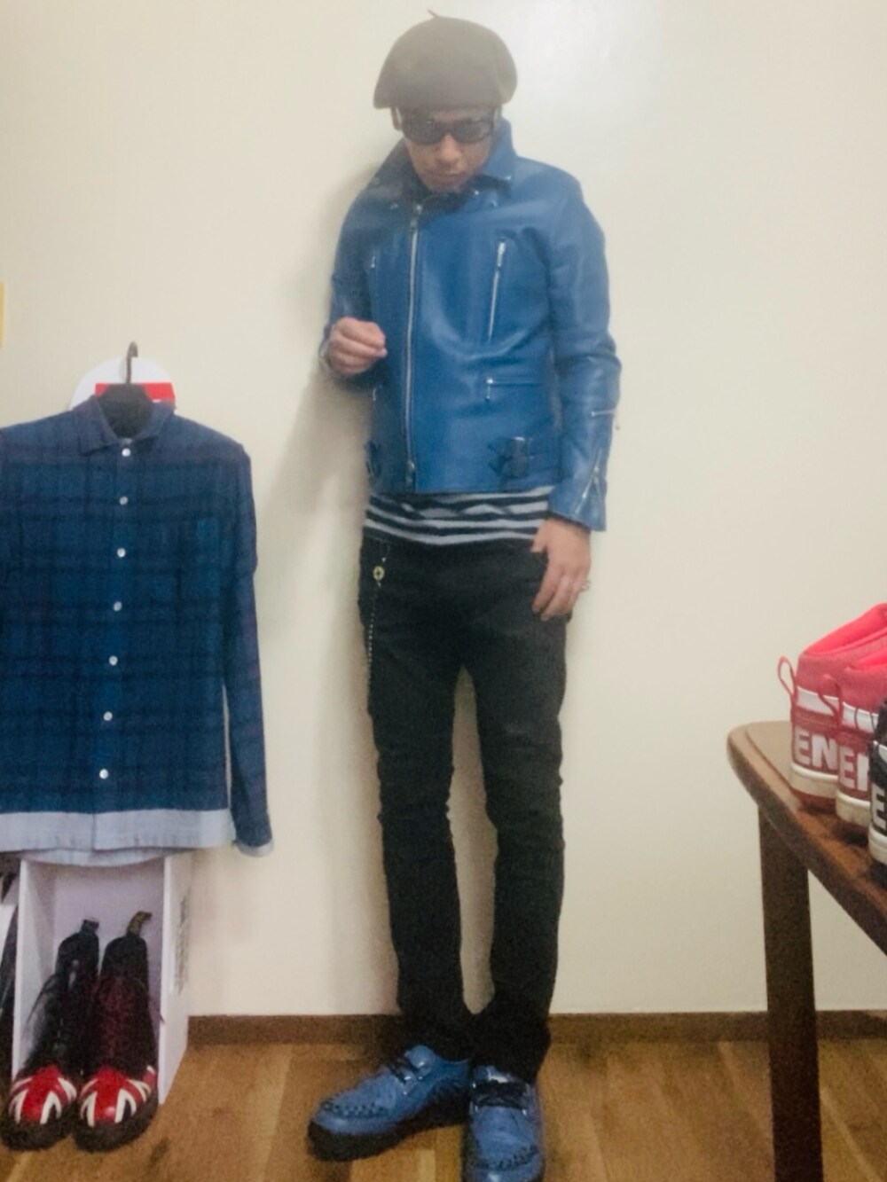 ブルー系のライダースジャケット、ブラック系のパンツ、ブルー系のブーツを着用したメンズの秋コーディネートの4枚目の写真