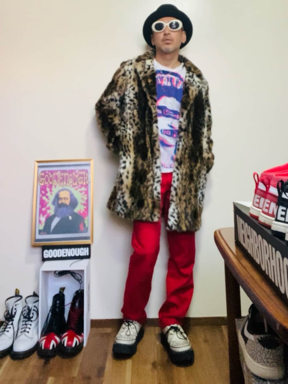 ホワイト系のその他シューズ、ホワイト系のTシャツ/カットソー、ブラウン系のムートンコートを着用したメンズの冬コーディネートの3枚目の写真