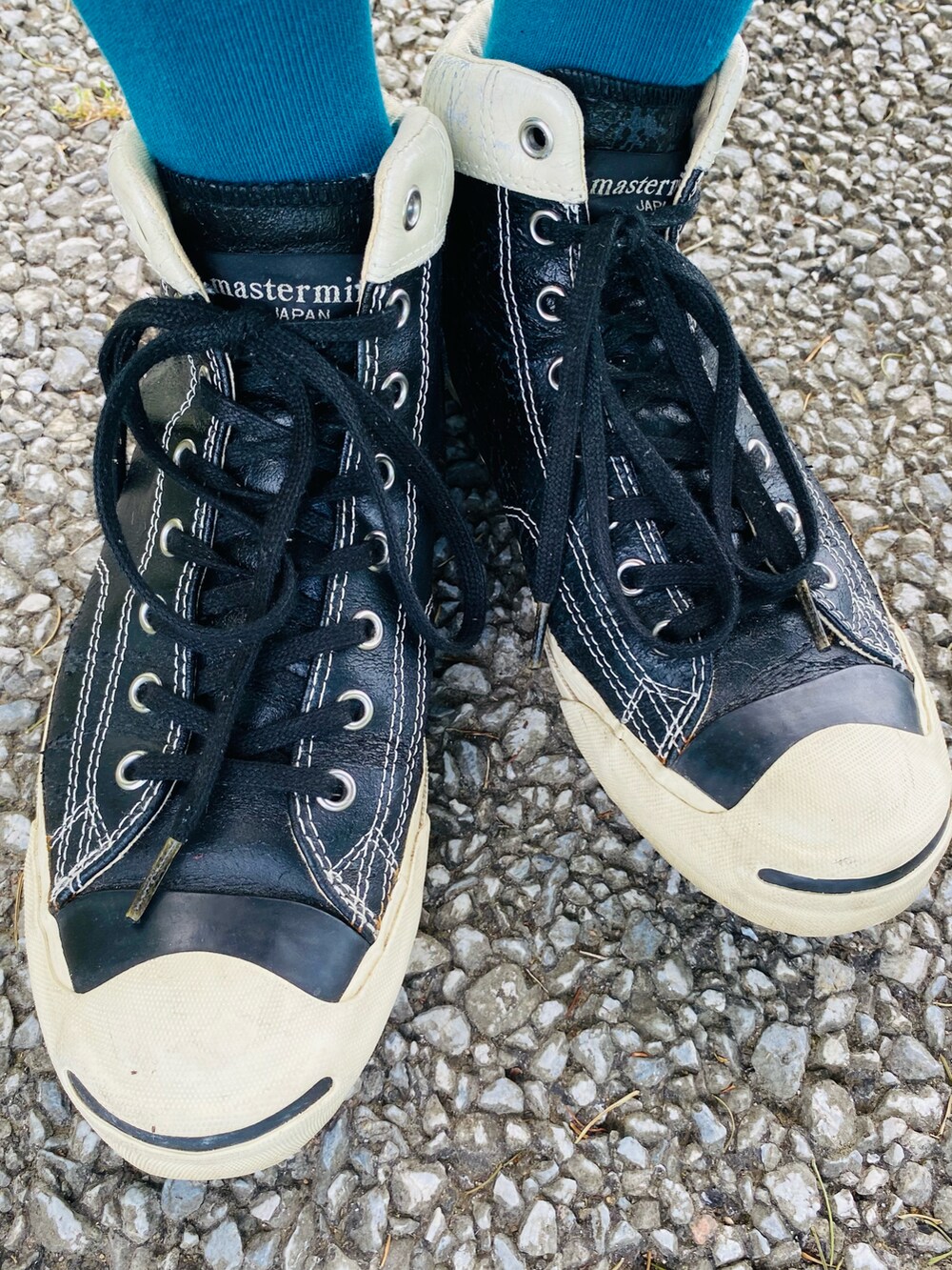 グレー系のTシャツ/カットソー、グレー系のTシャツ/カットソー、ブラック系のスニーカーを着用したメンズの夏コーディネートの3枚目の写真