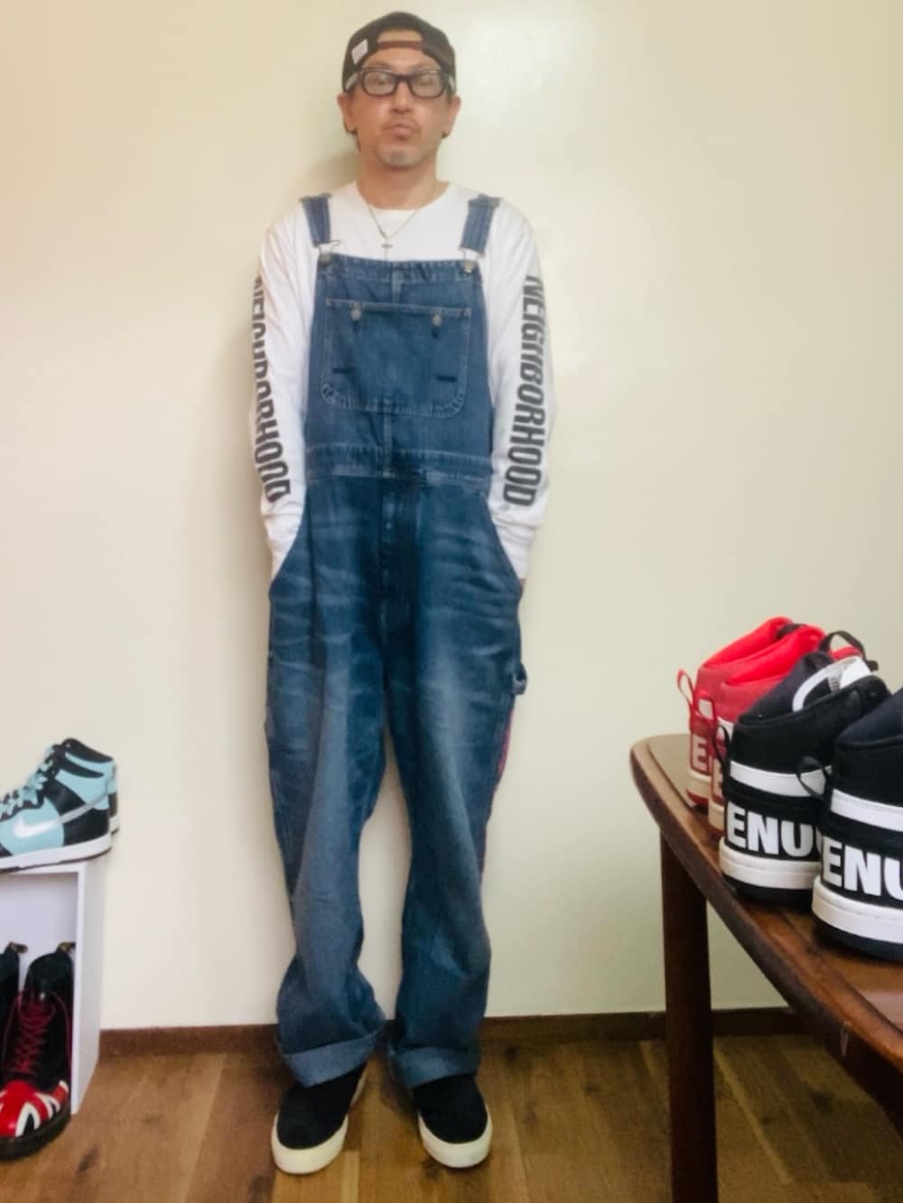 ホワイト系のTシャツ/カットソー、ブルー系のサロペット/オーバーオール、ブラック系のスリッポンを着用したメンズの春コーディネートの2枚目の写真