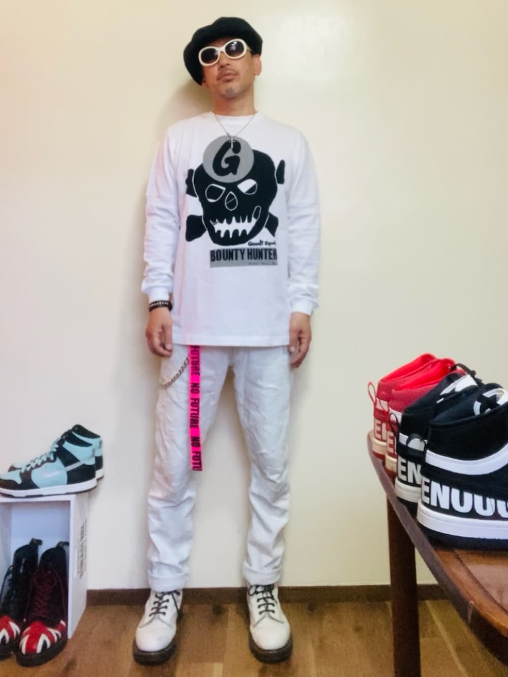 ホワイト系のTシャツ/カットソー、ホワイト系のデニムパンツ、ホワイト系のブーツを着用したメンズの夏コーディネートの2枚目の写真