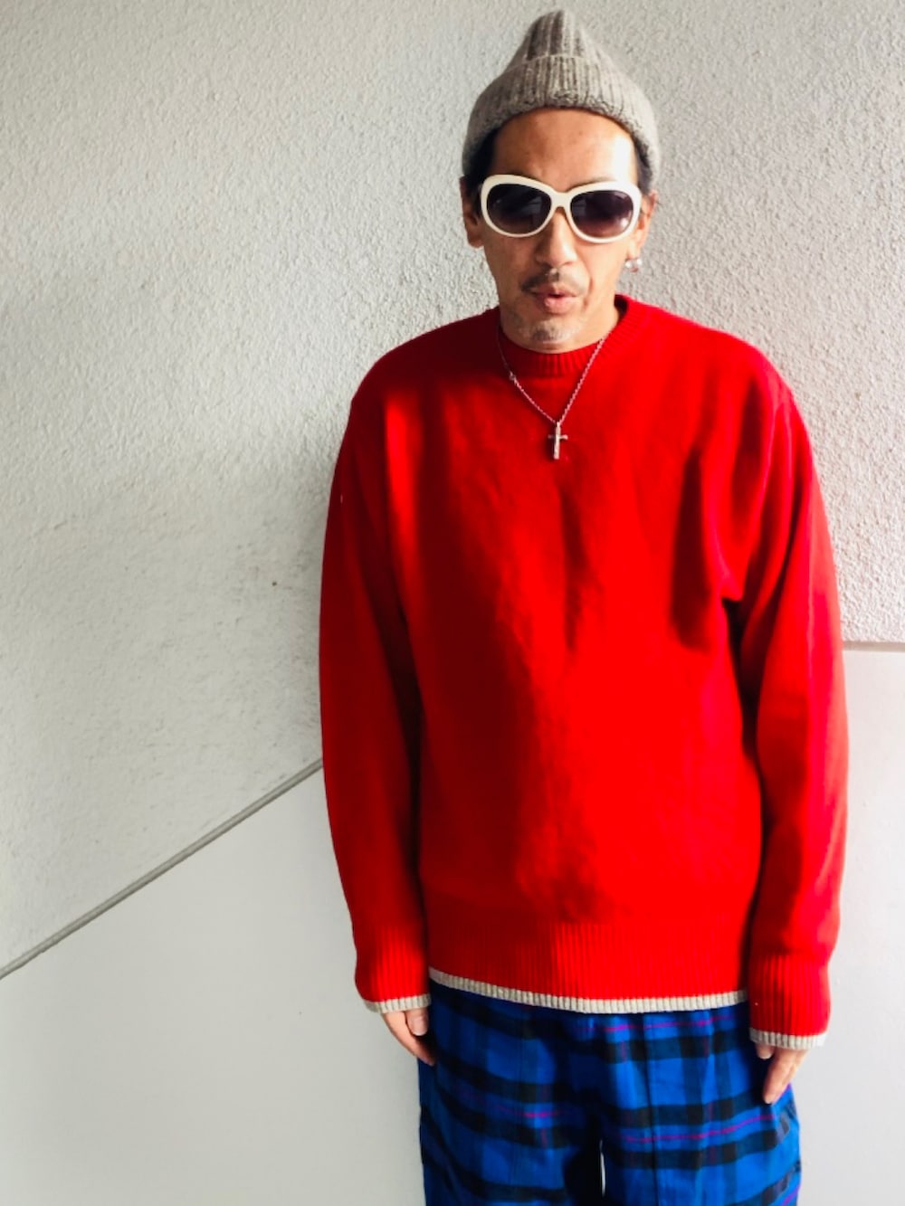 ブルー系のその他パンツ、レッド系のニット/セーター、レッド系のスニーカーを着用したメンズの秋コーディネートの2枚目の写真