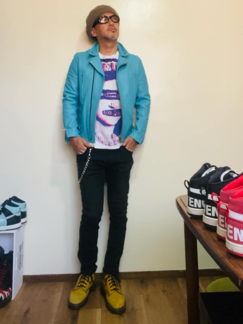 ホワイト系のTシャツ/カットソー、ブルー系のライダースジャケット、ブラック系のパンツを着用したメンズの秋コーディネートの3枚目の写真