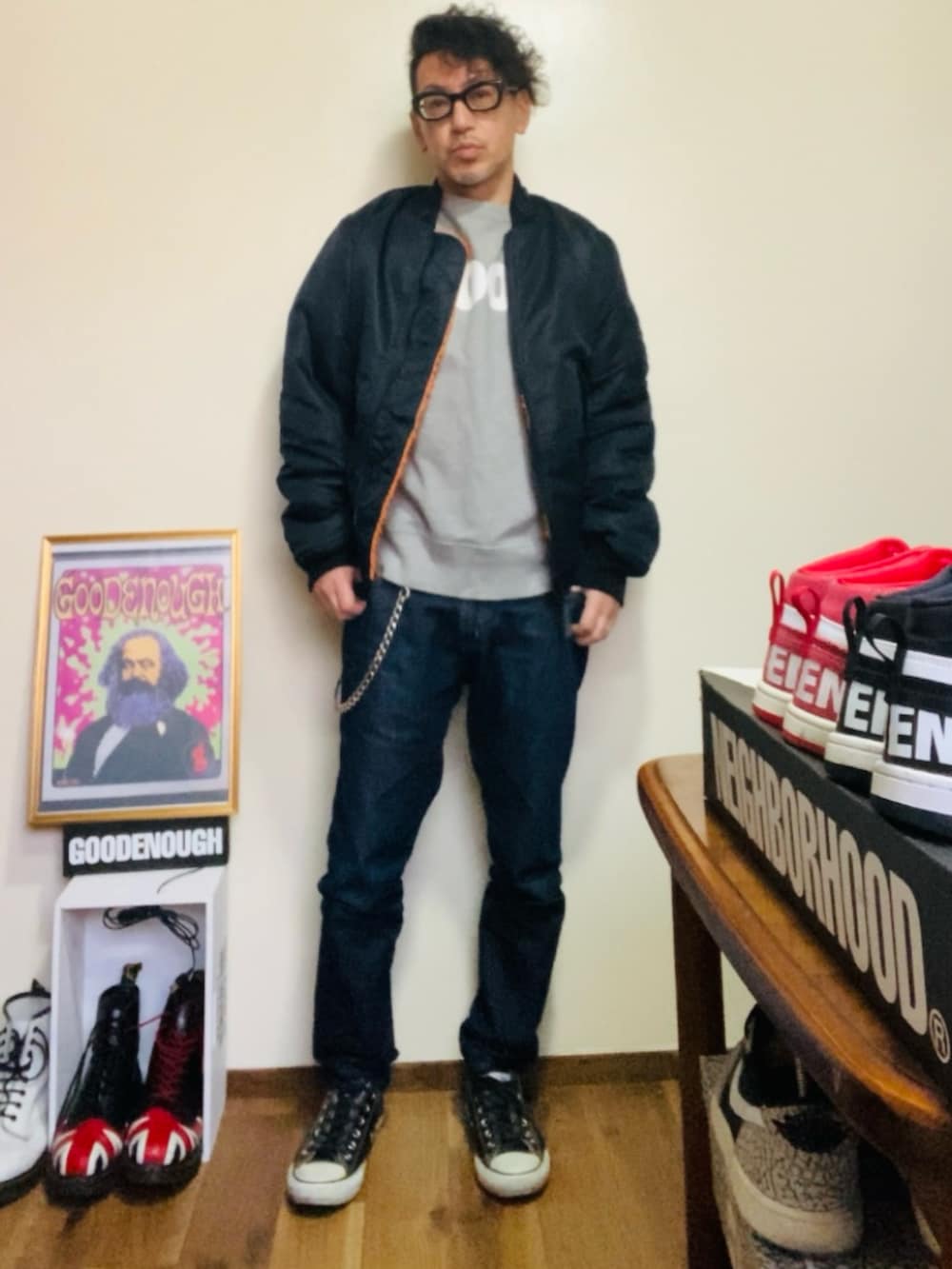 グレー系のスウェット、ブラック系のMA-1、ブルー系のデニムパンツを着用したメンズの冬コーディネートの5枚目の写真