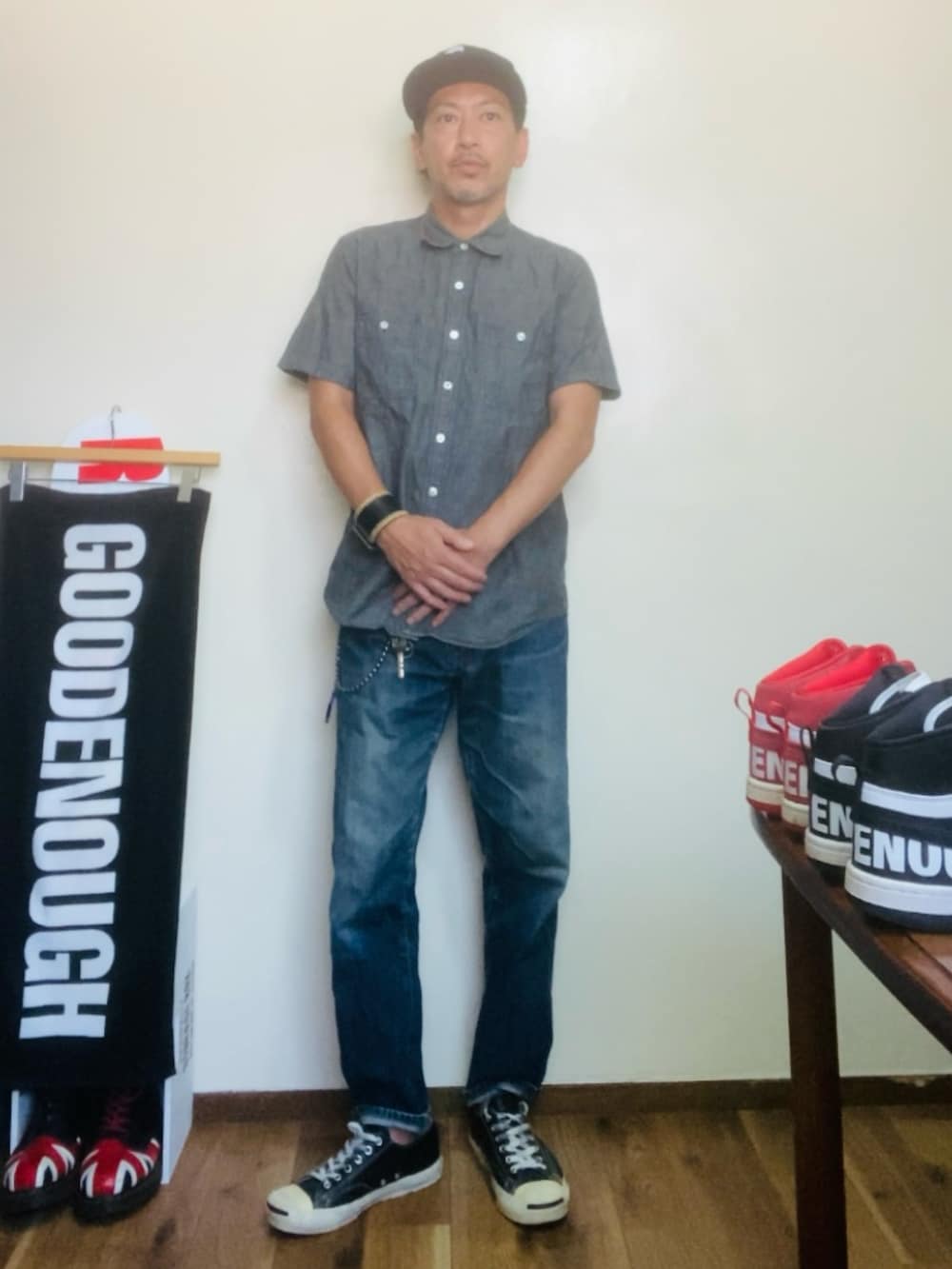 グレー系のシャツ/ブラウス、ブルー系のデニムパンツ、ブラック系のスニーカーを着用したメンズの夏コーディネートの3枚目の写真