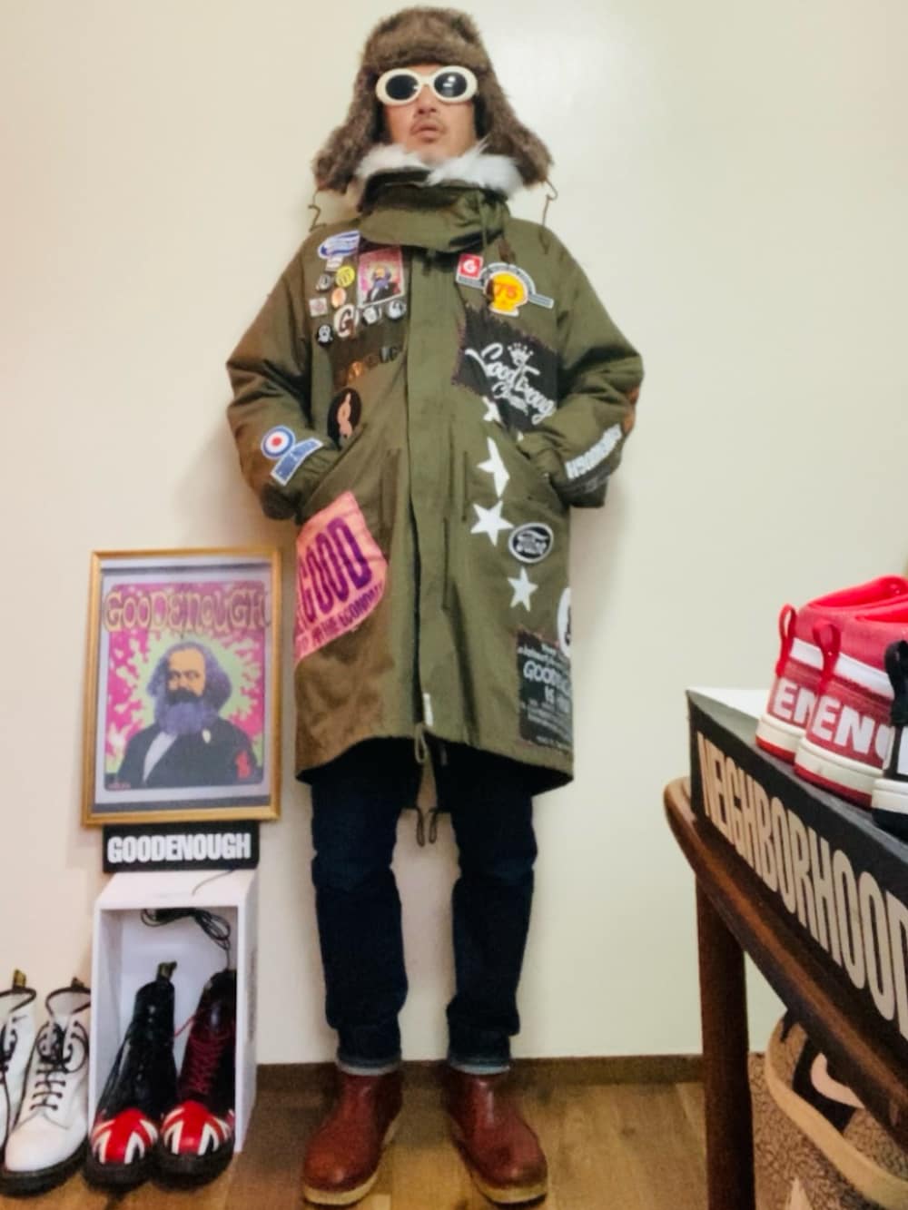 グリーン系のモッズコート、ブルー系のデニムパンツ、ブラウン系のブーツを着用したメンズの冬コーディネートの3枚目の写真