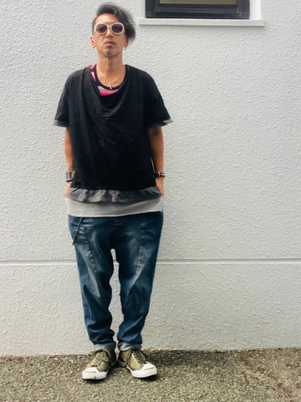 ブラック系のTシャツ/カットソー、ピンク系のタンクトップ、ブルー系のデニムパンツを着用したメンズの夏コーディネートの3枚目の写真