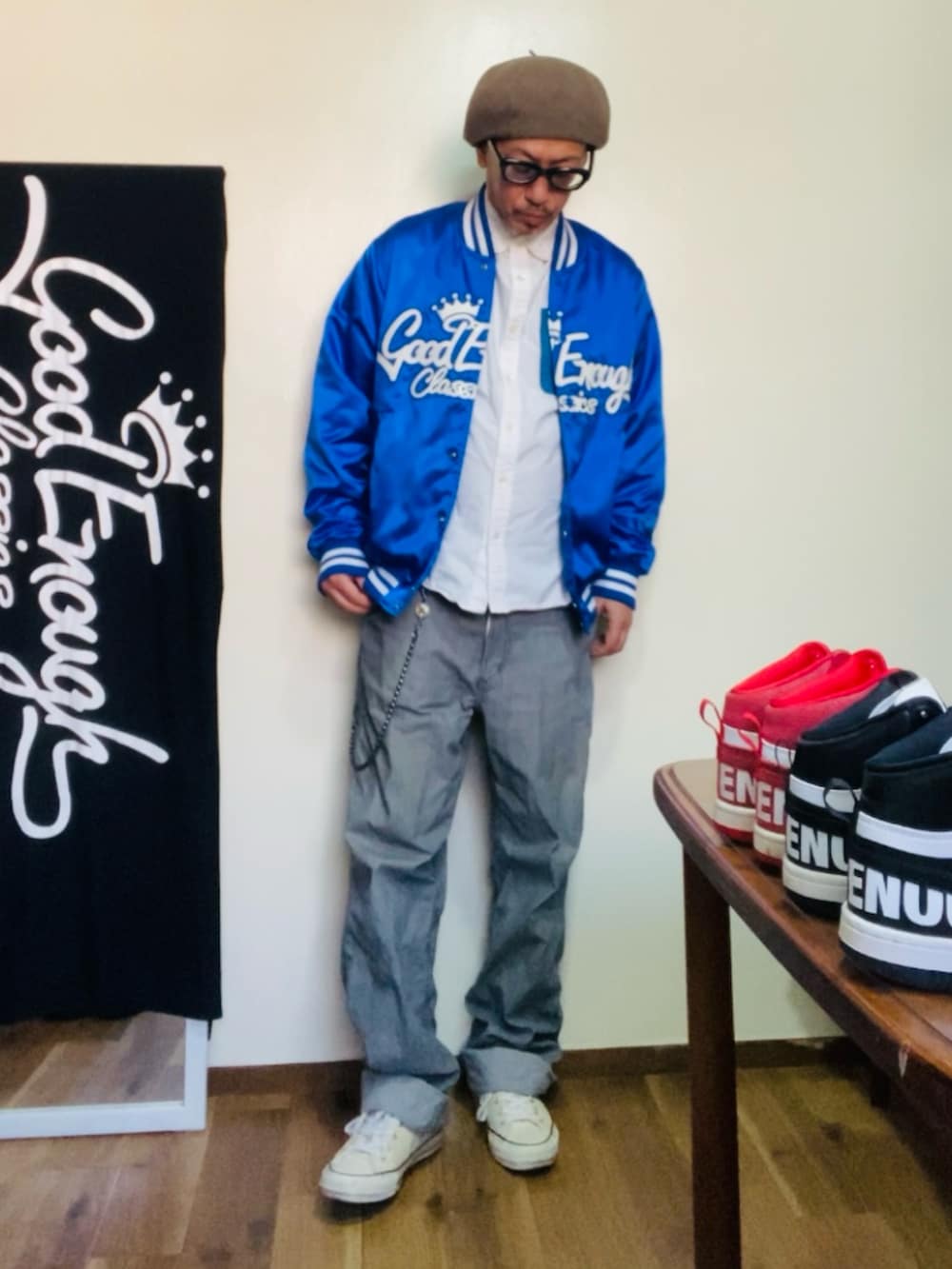 ホワイト系のシャツ/ブラウス、ブルー系のスタジャン、グレー系のデニムパンツを着用したメンズの秋コーディネートの2枚目の写真