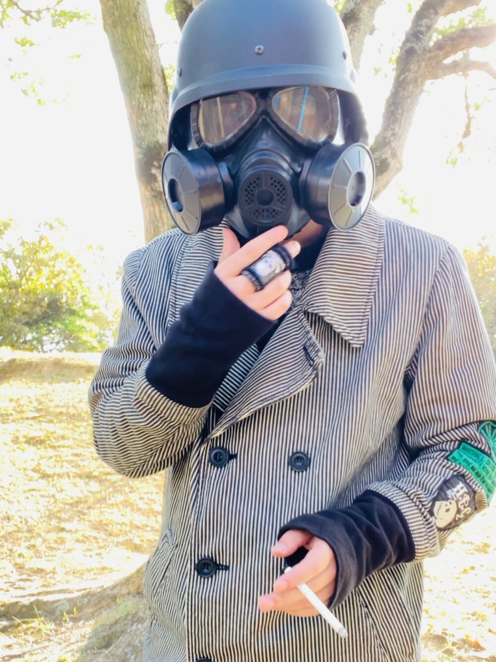 グレー系のピーコート、ブラック系のデニムパンツ、グレー系のニット/セーターを着用したメンズの秋コーディネートの3枚目の写真