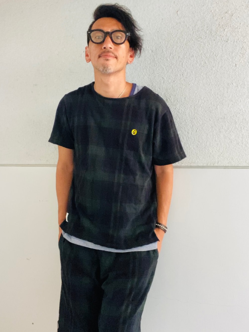 グリーン系のTシャツ/カットソー、グリーン系のその他パンツ、グリーン系のスニーカーを着用したメンズの夏コーディネートの2枚目の写真