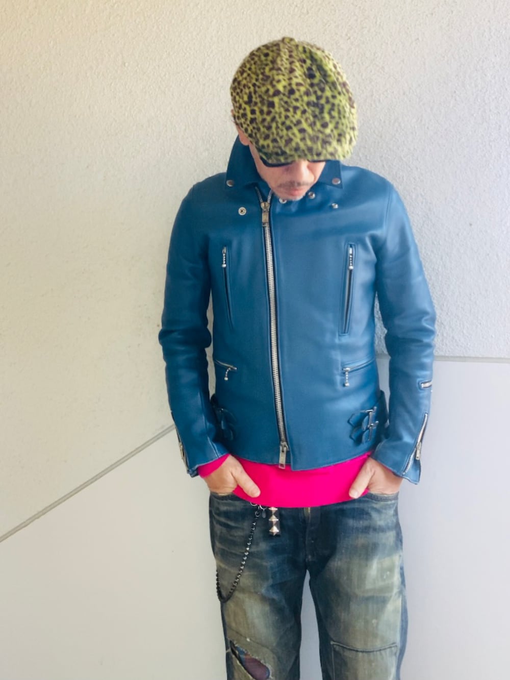 ブルー系のライダースジャケット、ピンク系のニット/セーター、ブルー系のデニムパンツを着用したメンズの冬コーディネートの5枚目の写真