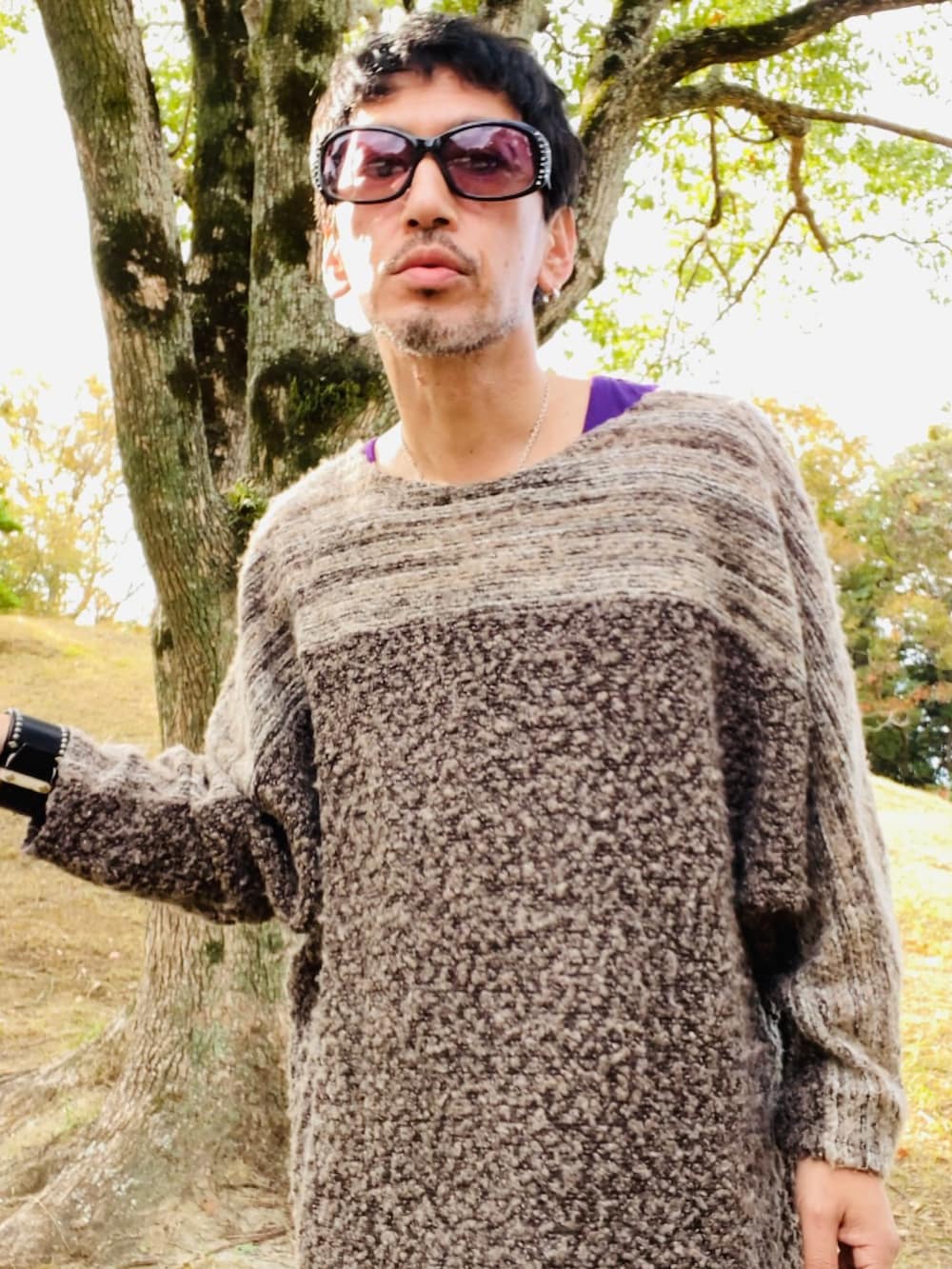 ブラウン系のニット/セーター、ブラウン系のパンツ、ブラウン系のブーツを着用したメンズの秋コーディネートの3枚目の写真