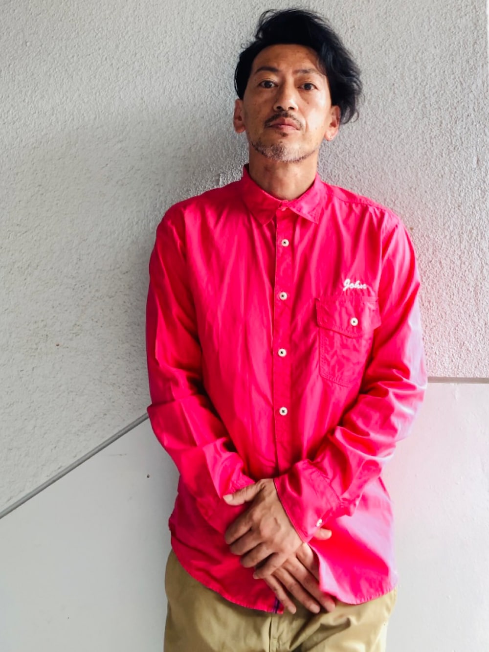 ピンク系のシャツ/ブラウス、ベージュ系のチノパンツ、ホワイト系のドレスシューズを着用したメンズの夏コーディネートの4枚目の写真