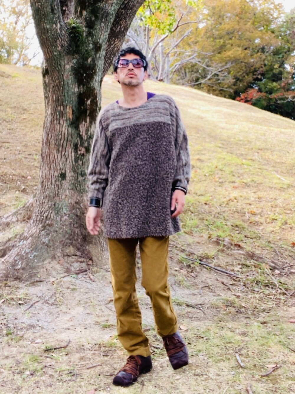 ブラウン系のニット/セーター、ブラウン系のパンツ、ブラウン系のブーツを着用したメンズの秋コーディネートの5枚目の写真