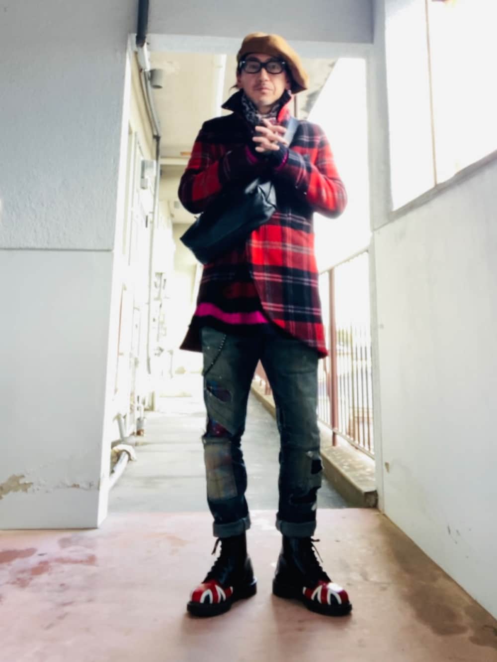 その他のニット/セーター、レッド系のチェスターコート、ブラック系のショルダーバッグを着用したメンズの冬コーディネートの5枚目の写真