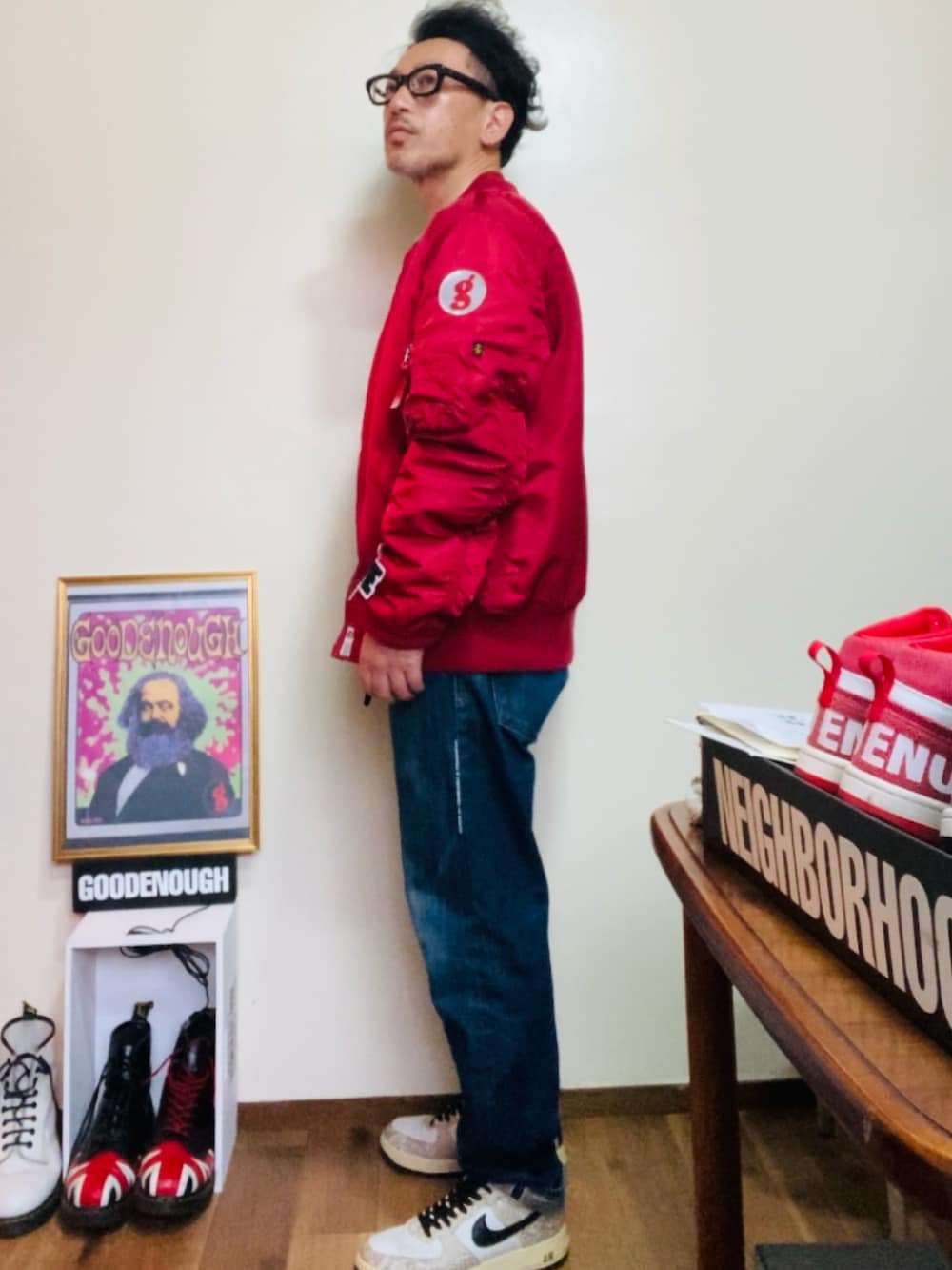 ホワイト系のTシャツ/カットソー、レッド系のMA-1、ブルー系のデニムパンツを着用したメンズの春コーディネートの3枚目の写真