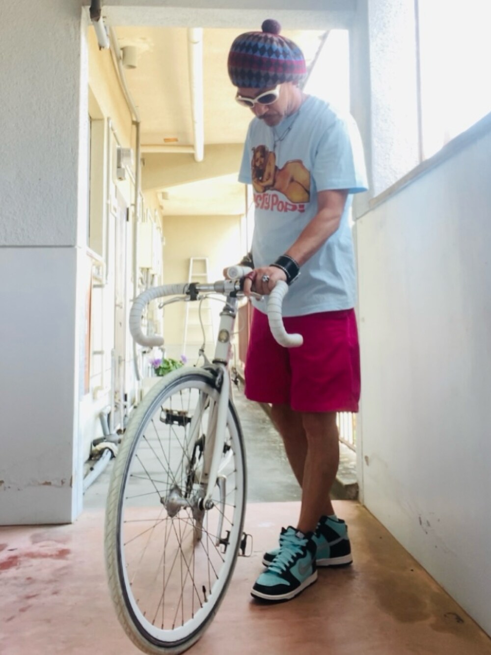 ブルー系のTシャツ/カットソー、ピンク系のその他パンツ、グリーン系のスニーカーを着用したメンズの夏コーディネートの3枚目の写真