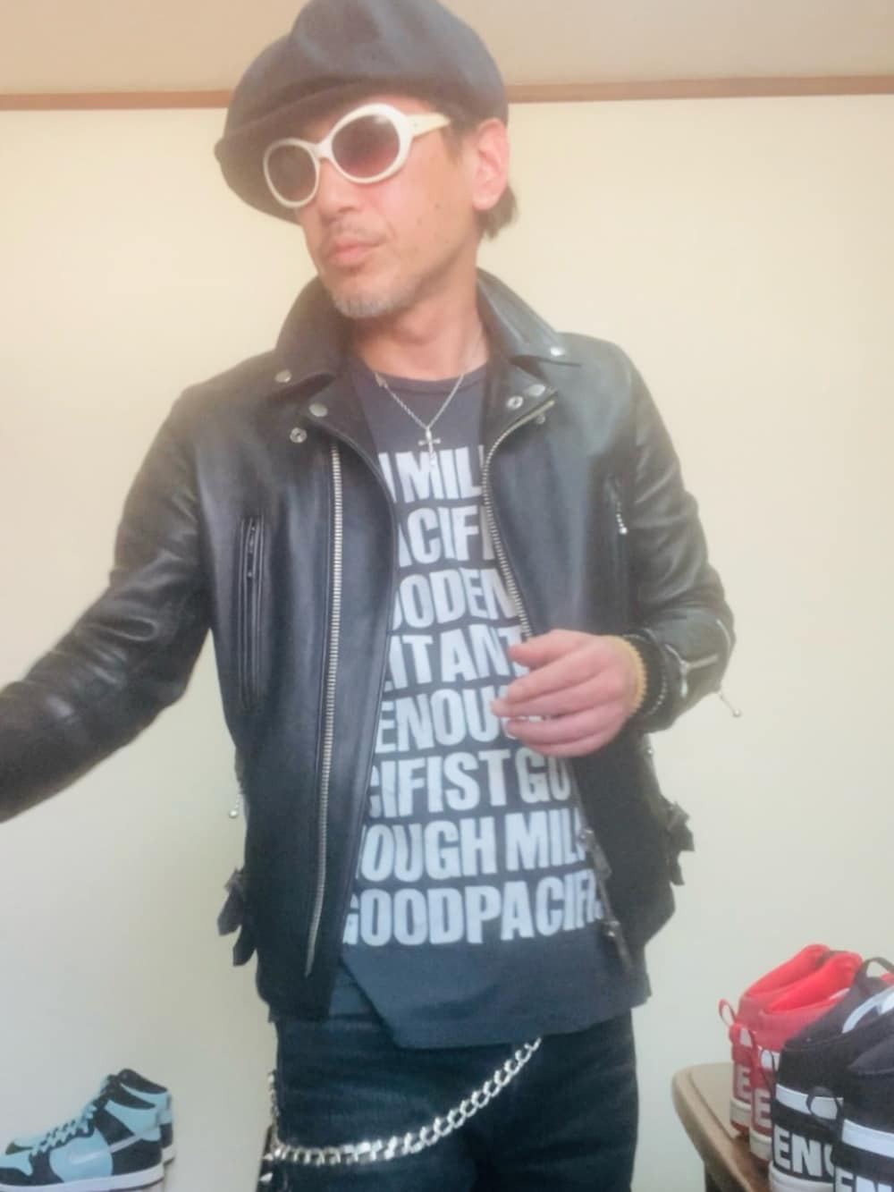 ブラック系のライダースジャケット、ブラック系のTシャツ/カットソー、ブラック系のデニムパンツを着用したメンズの春コーディネートの3枚目の写真