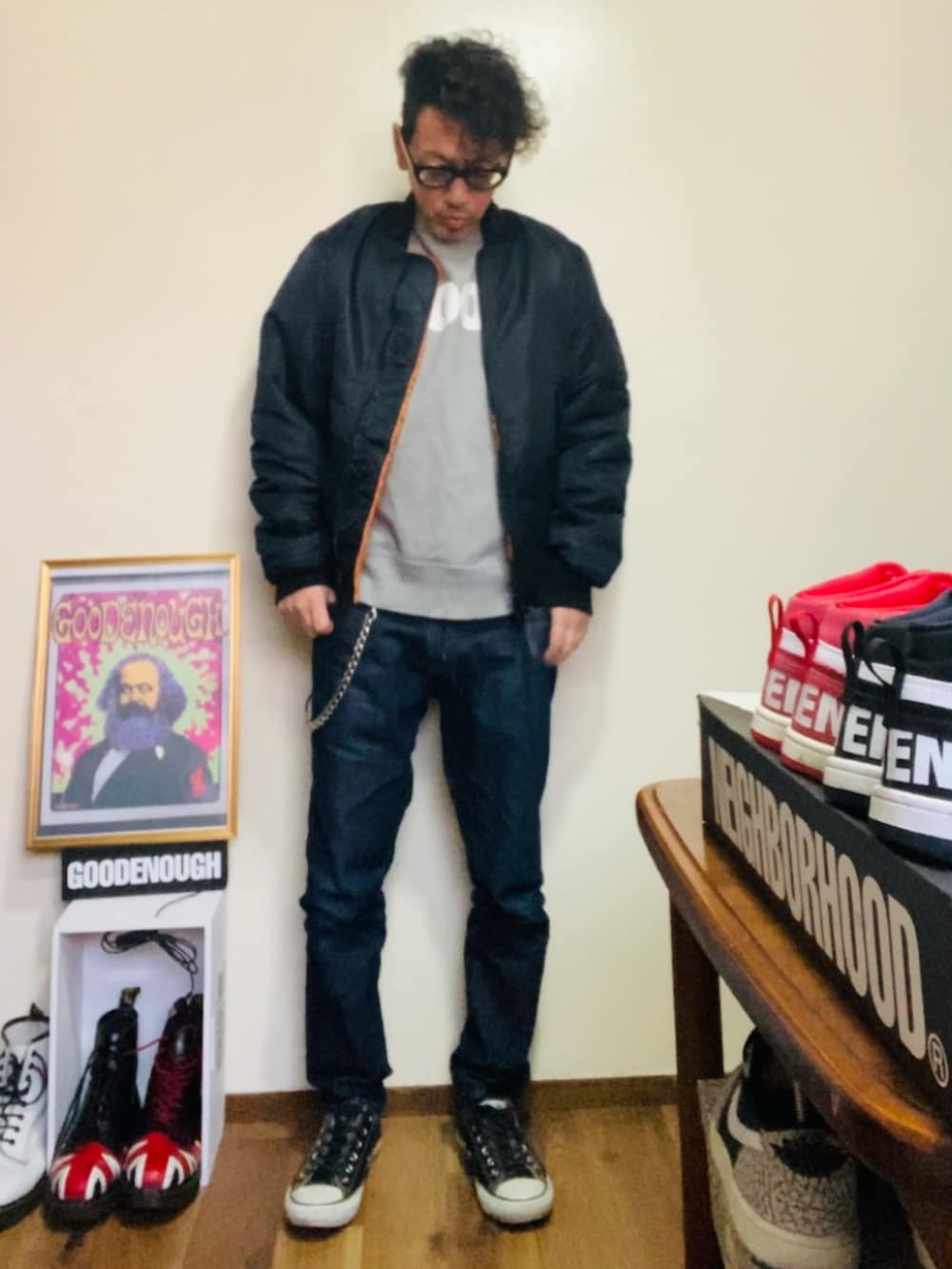 グレー系のスウェット、ブラック系のMA-1、ブルー系のデニムパンツを着用したメンズの冬コーディネートの2枚目の写真