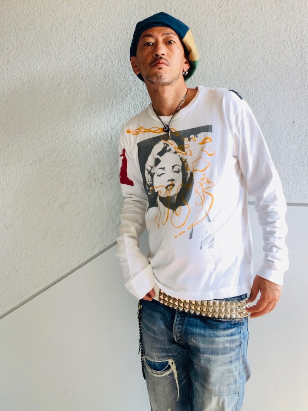 ホワイト系のTシャツ/カットソー、ブルー系のデニムパンツ、ホワイト系のドレスシューズを着用したメンズの秋コーディネートの4枚目の写真