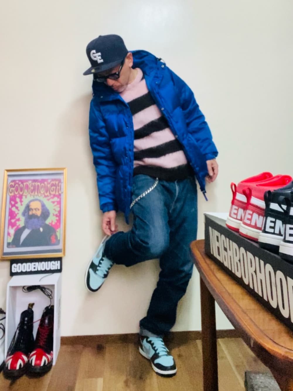 ブルー系のダウンジャケット/コート、ピンク系のニット/セーター、ブルー系のデニムパンツを着用したメンズの冬コーディネートの3枚目の写真