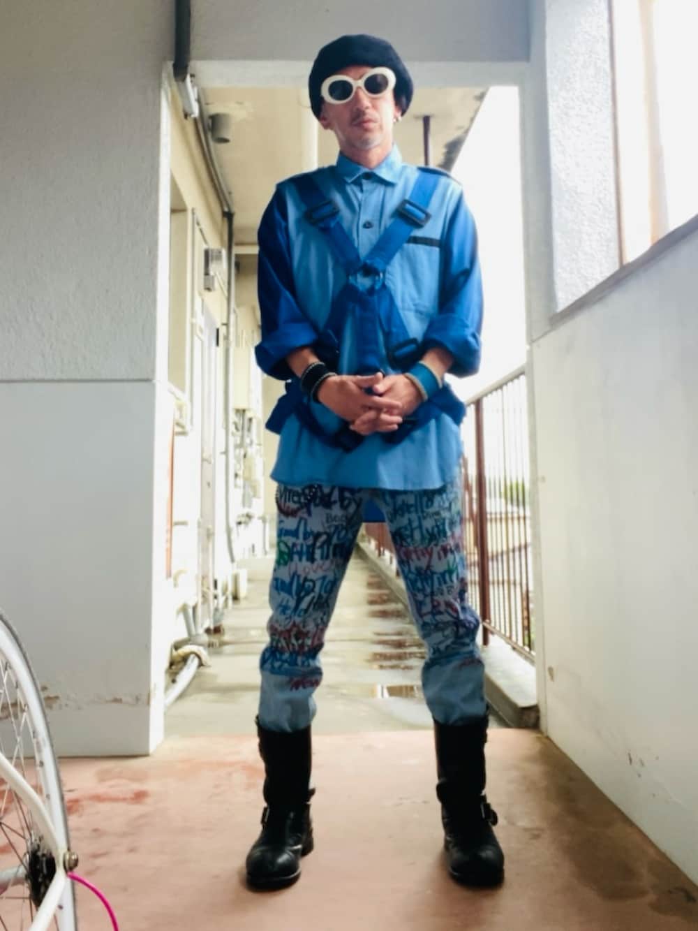 ブルー系のシャツ/ブラウス、ブルー系のデニムパンツ、ブラック系のブーツを着用したメンズの春コーディネートの4枚目の写真