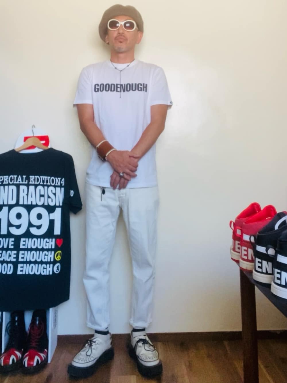 ホワイト系のTシャツ/カットソー、ホワイト系のデニムパンツ、ホワイト系のその他シューズを着用したメンズの秋コーディネートの5枚目の写真