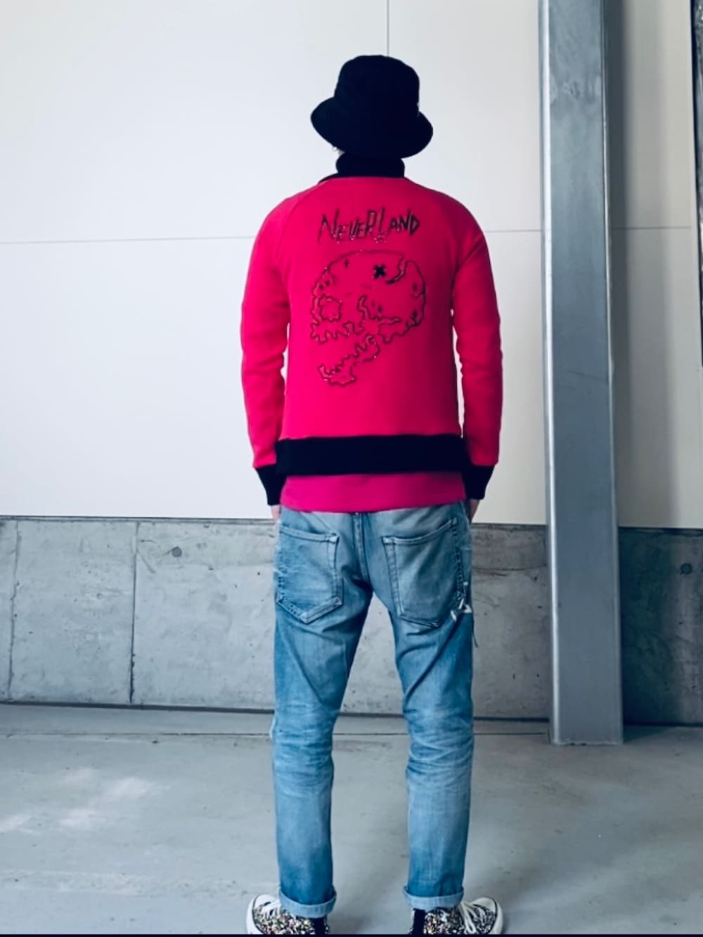 ピンク系のジャージ、ブルー系のデニムパンツ、ピンク系のTシャツ/カットソーを着用したメンズの春コーディネートの3枚目の写真