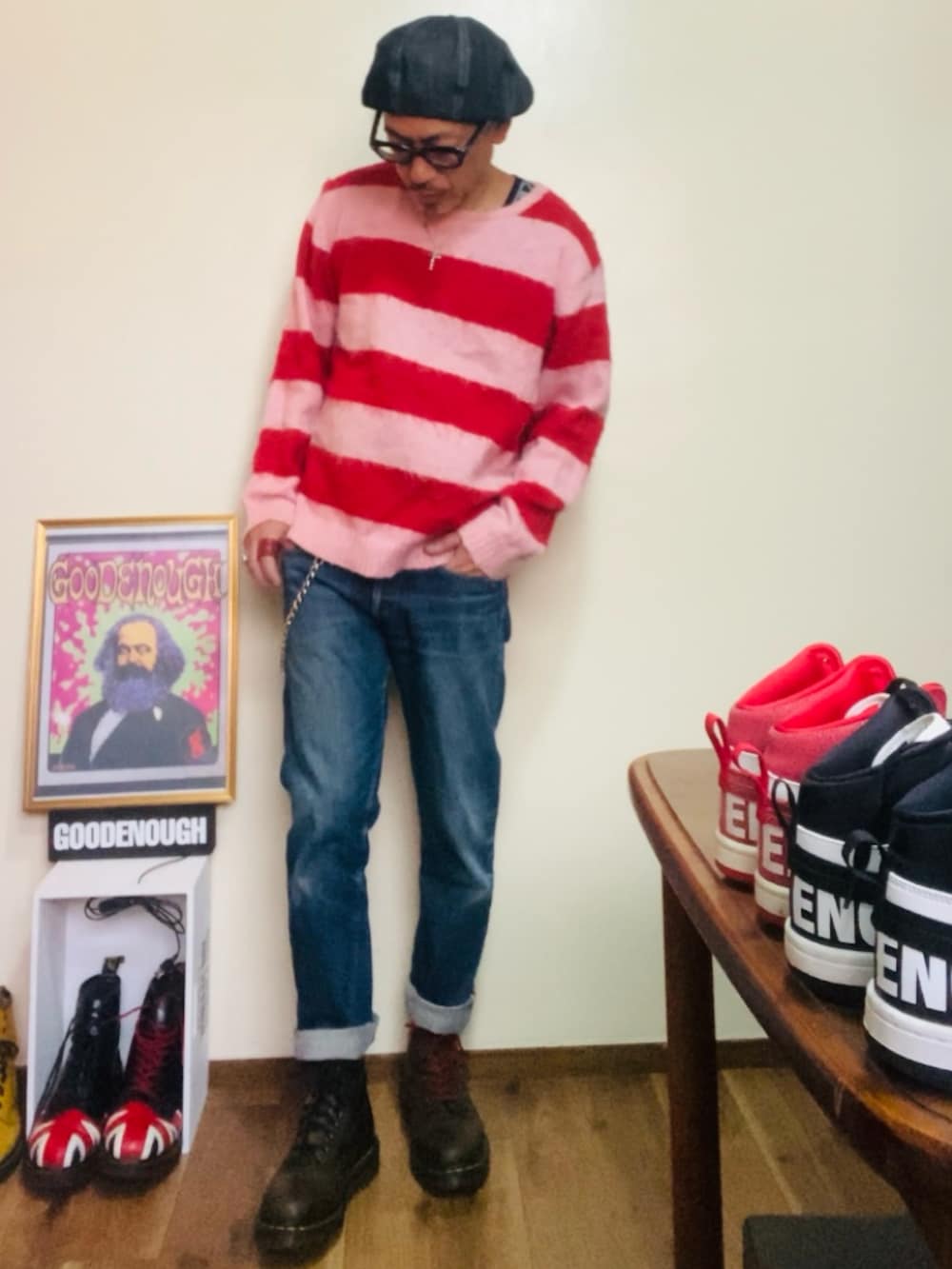 ブルー系のデニムパンツ、ピンク系のニット/セーター、グリーン系のブーツを着用したメンズの秋コーディネートの2枚目の写真