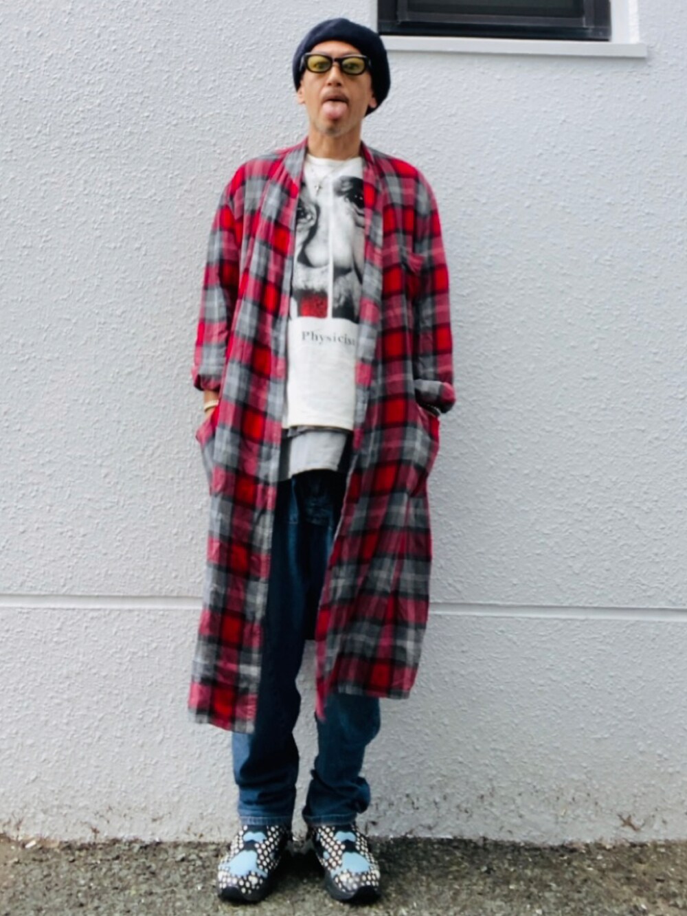 レッド系のノーカラーコート、ホワイト系のTシャツ/カットソー、ブラック系のTシャツ/カットソーを着用したメンズの春コーディネートの5枚目の写真