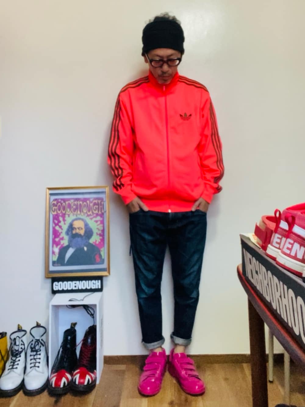 ピンク系のジャージ、ブルー系のデニムパンツ、ピンク系のスニーカーを着用したメンズの春コーディネートの4枚目の写真
