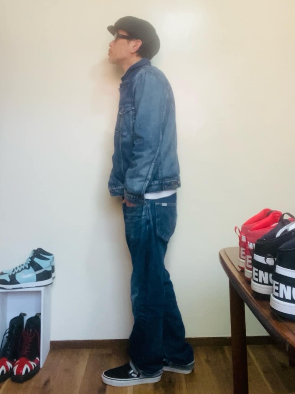 ブルー系のデニムジャケット、ホワイト系のスウェット、ブルー系のデニムパンツを着用したメンズの春コーディネートの3枚目の写真