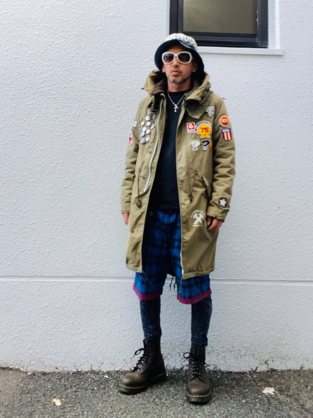 グリーン系のモッズコート、ブルー系のその他パンツ、グリーン系のブーツを着用したメンズの春コーディネートの4枚目の写真