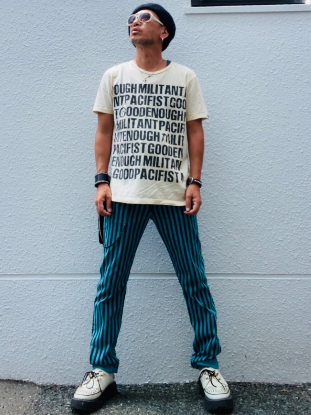 ベージュ系のTシャツ/カットソー、ブルー系のその他パンツ、ホワイト系のその他シューズを着用したメンズの夏コーディネートの3枚目の写真