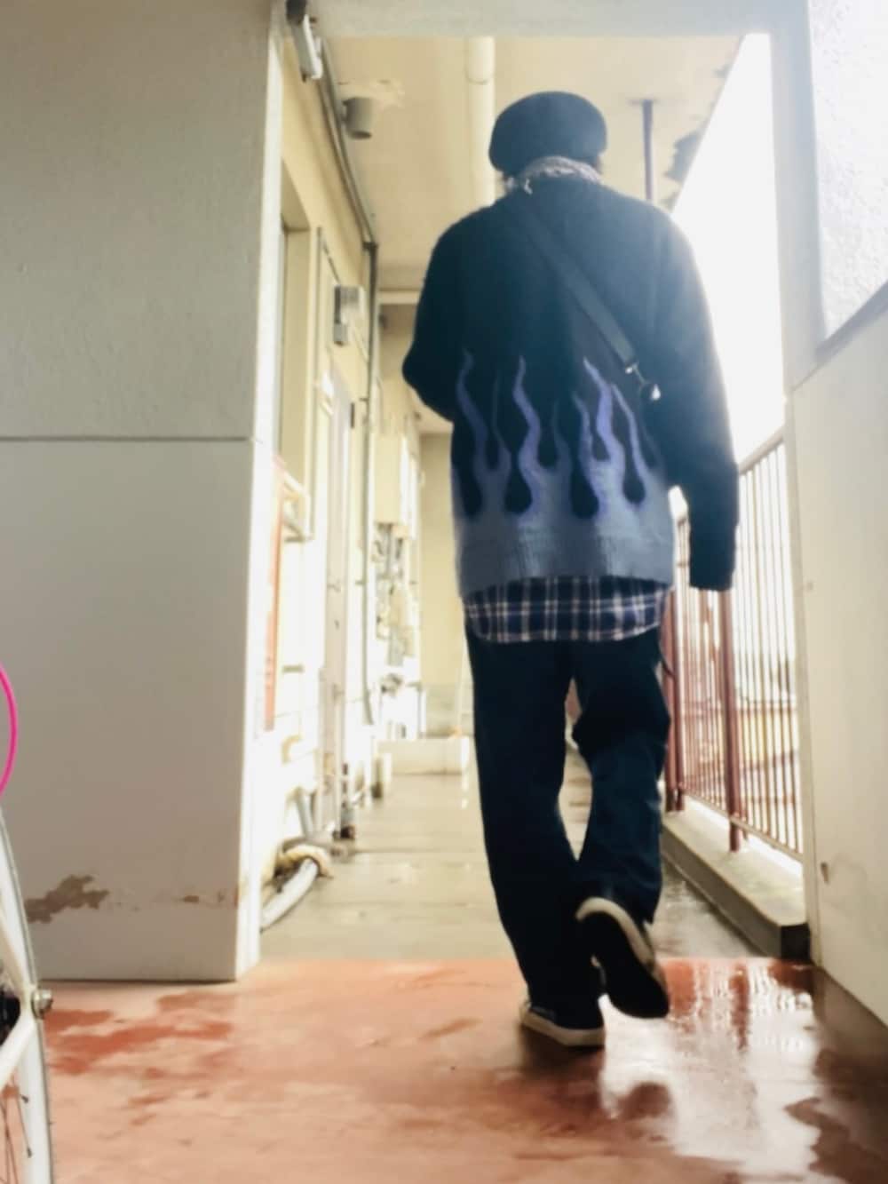 ブラック系のニット/セーター、ブルー系のシャツ/ブラウス、ブルー系のデニムパンツを着用したメンズの冬コーディネートの3枚目の写真
