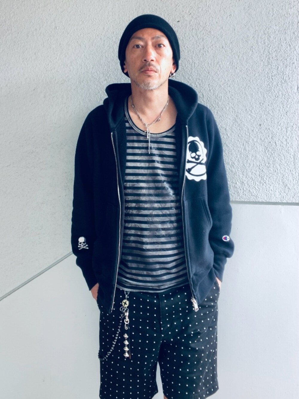 ブラック系のパーカー、ブラック系のタンクトップ、ブラック系のその他パンツを着用したメンズの春コーディネートの2枚目の写真