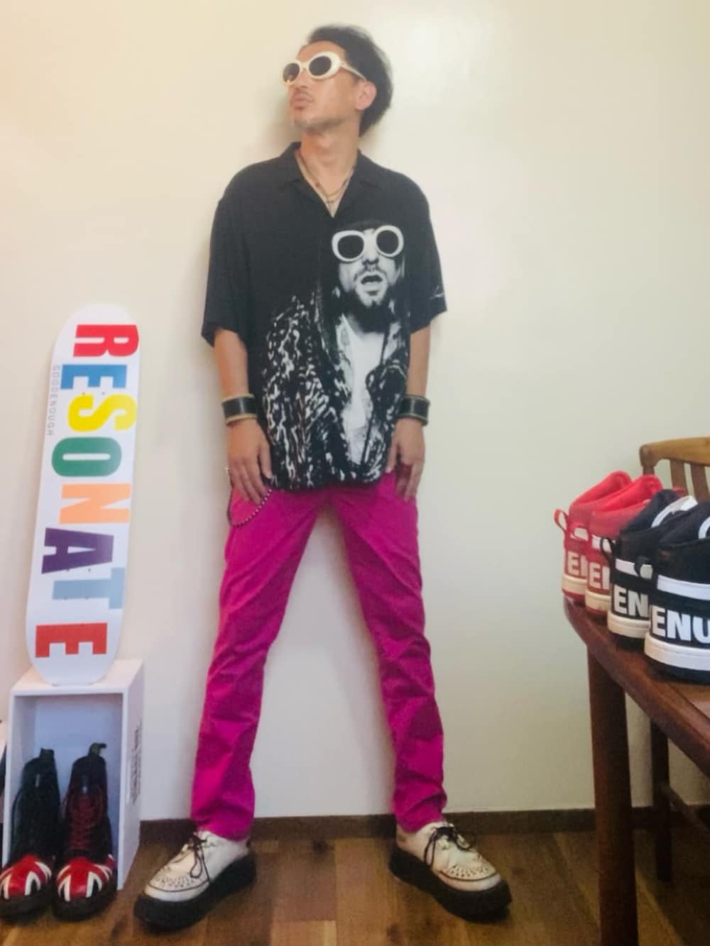 ブラック系のシャツ/ブラウス、ピンク系のその他パンツ、ホワイト系のその他シューズを着用したメンズの夏コーディネートの2枚目の写真