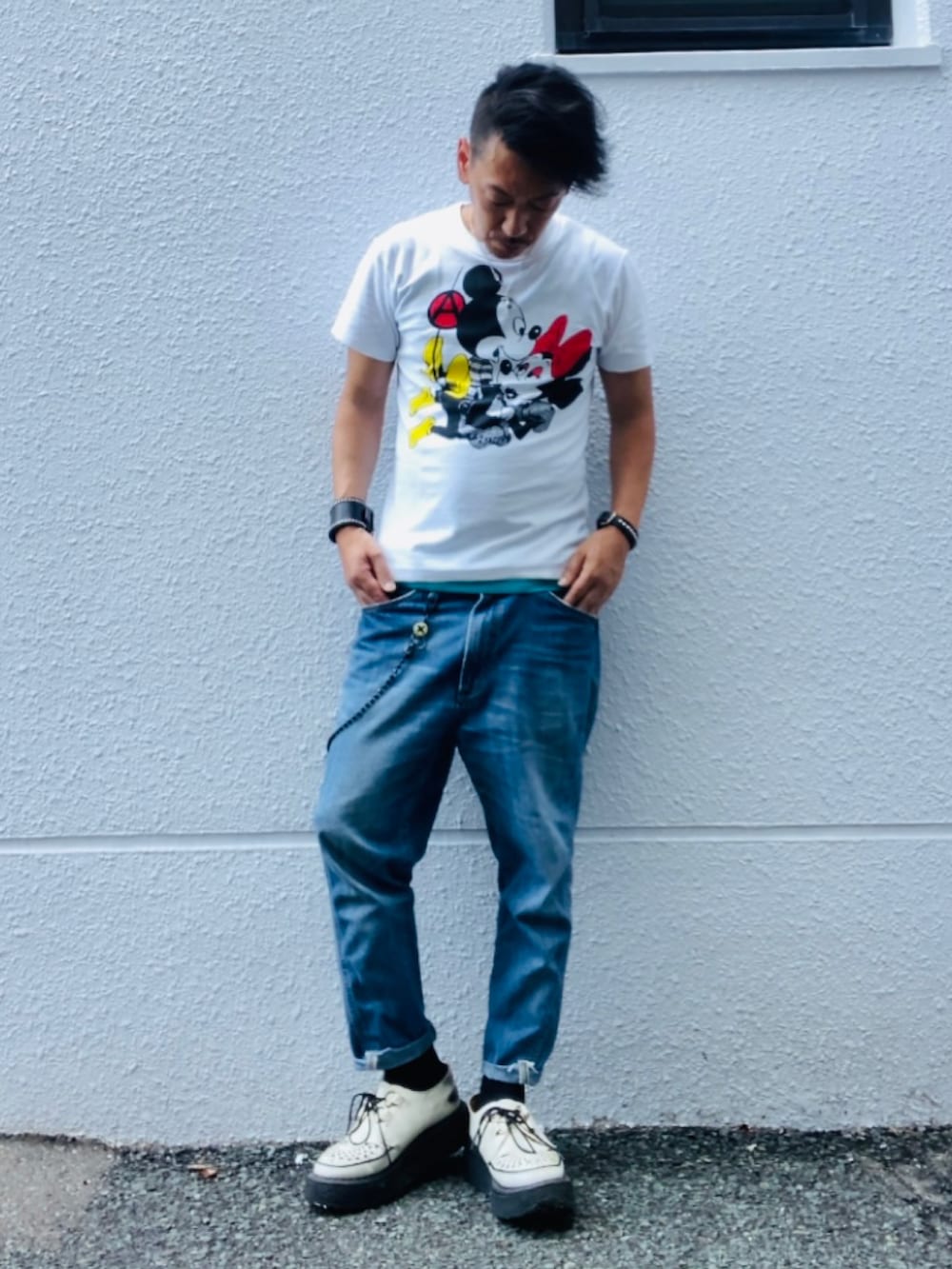 ホワイト系のTシャツ/カットソー、ブルー系のデニムパンツ、ホワイト系のその他シューズを着用したメンズの夏コーディネートの4枚目の写真