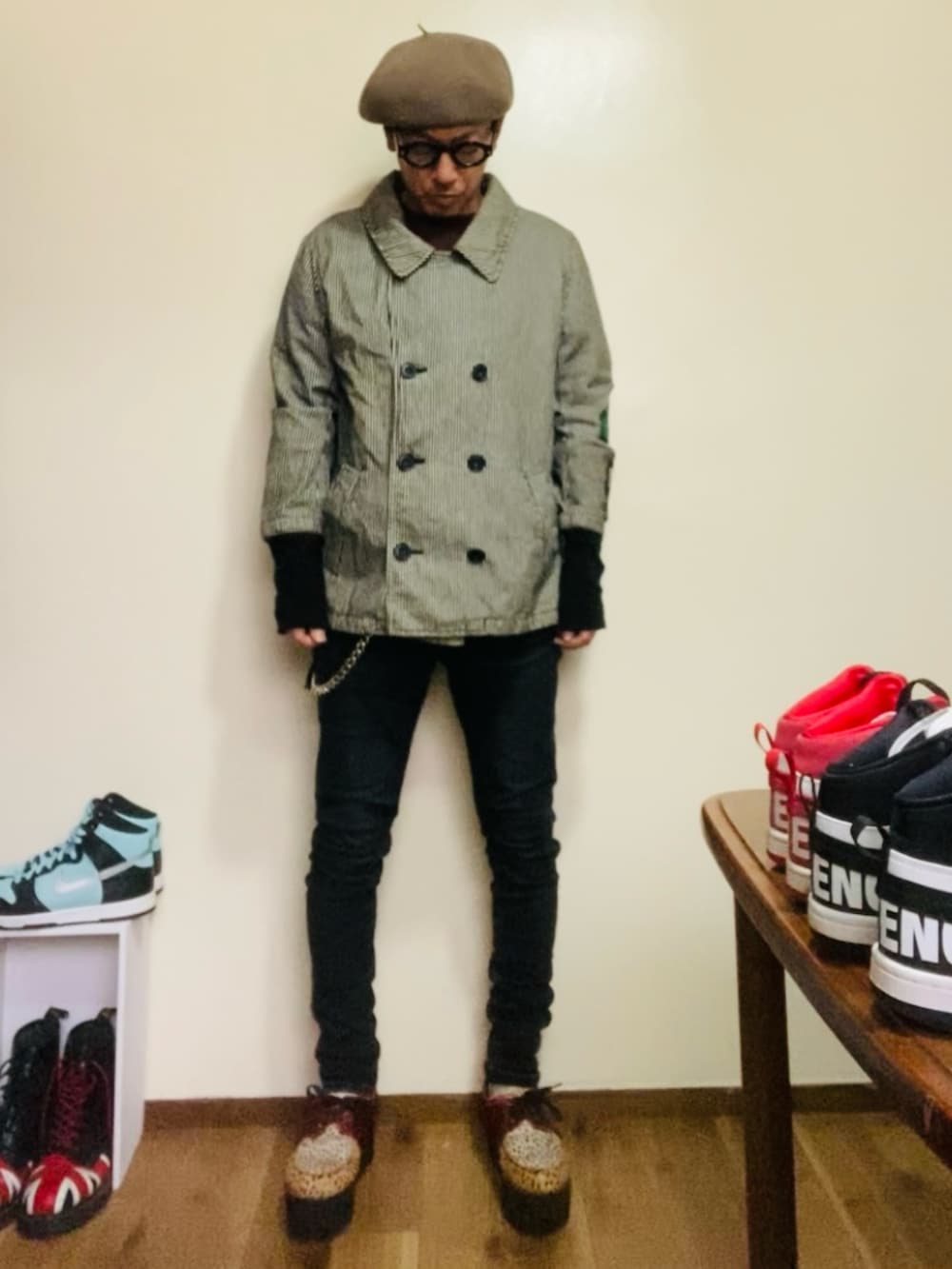 グレー系のピーコート、ブラック系のデニムパンツ、その他のシューズを着用したメンズの春コーディネートの3枚目の写真