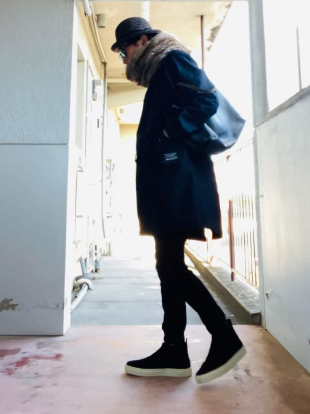 ブルー系のジャケット/アウター、ブラック系のパンツ、ブラック系のスリッポンを着用したメンズの秋コーディネートの4枚目の写真