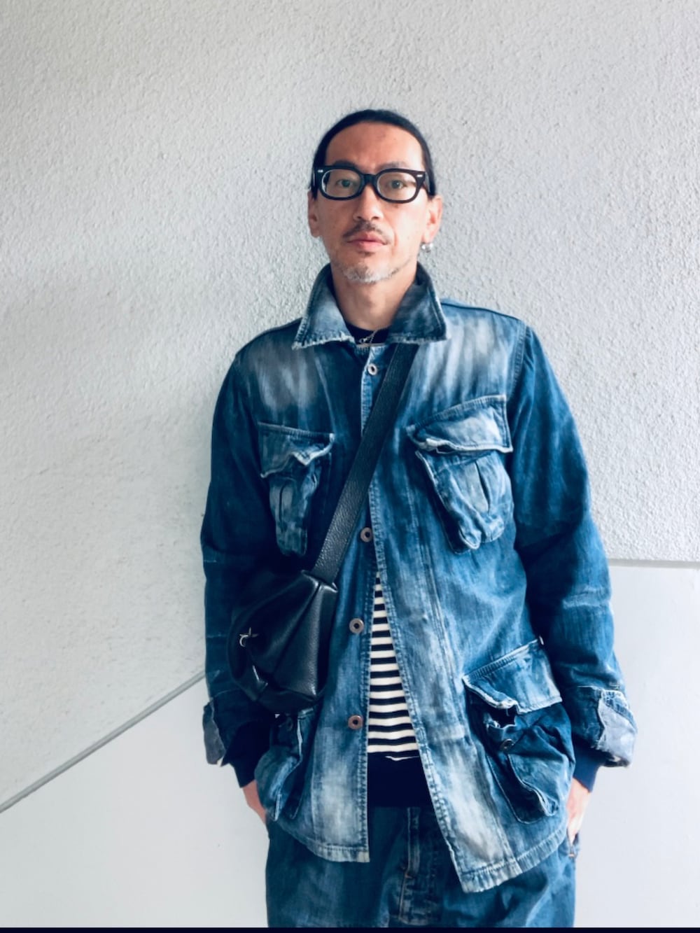 ブルー系のカバーオール、ブルー系のスウェット、ブルー系のデニムパンツを着用したメンズの冬コーディネートの2枚目の写真