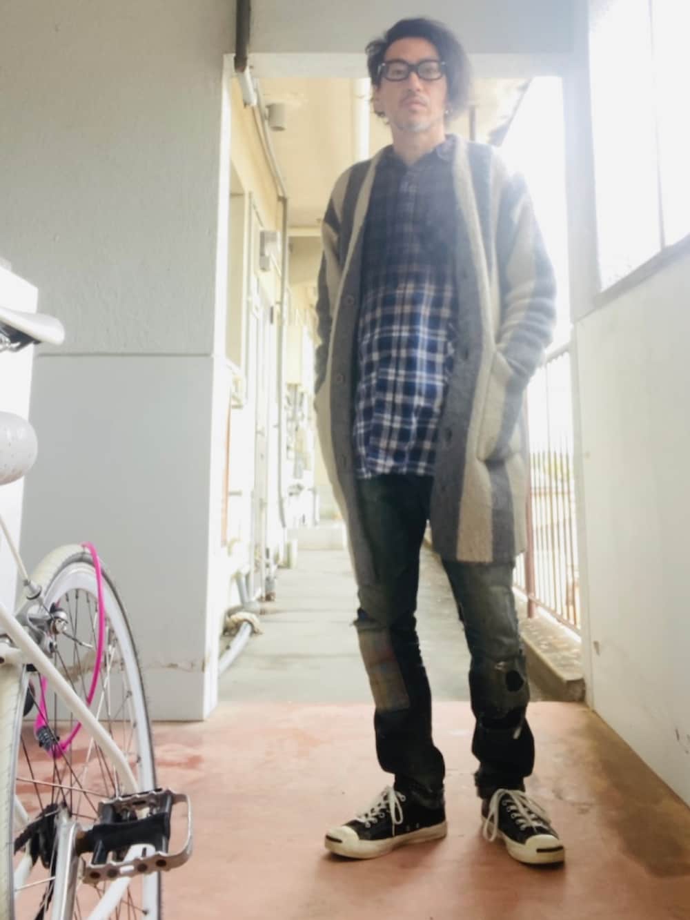 ブルー系のシャツ/ブラウス、グレー系のカーディガン/ボレロ、ブルー系のデニムパンツを着用したメンズの冬コーディネートの4枚目の写真