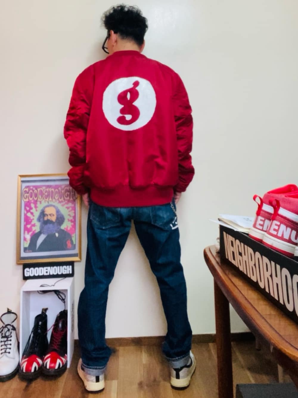 ホワイト系のTシャツ/カットソー、レッド系のMA-1、ブルー系のデニムパンツを着用したメンズの春コーディネートの2枚目の写真