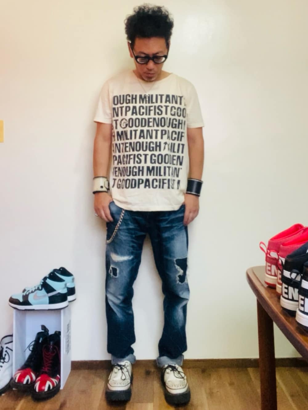 ホワイト系のその他シューズ、ベージュ系のTシャツ/カットソー、ブルー系のデニムパンツを着用したメンズの夏コーディネートの3枚目の写真
