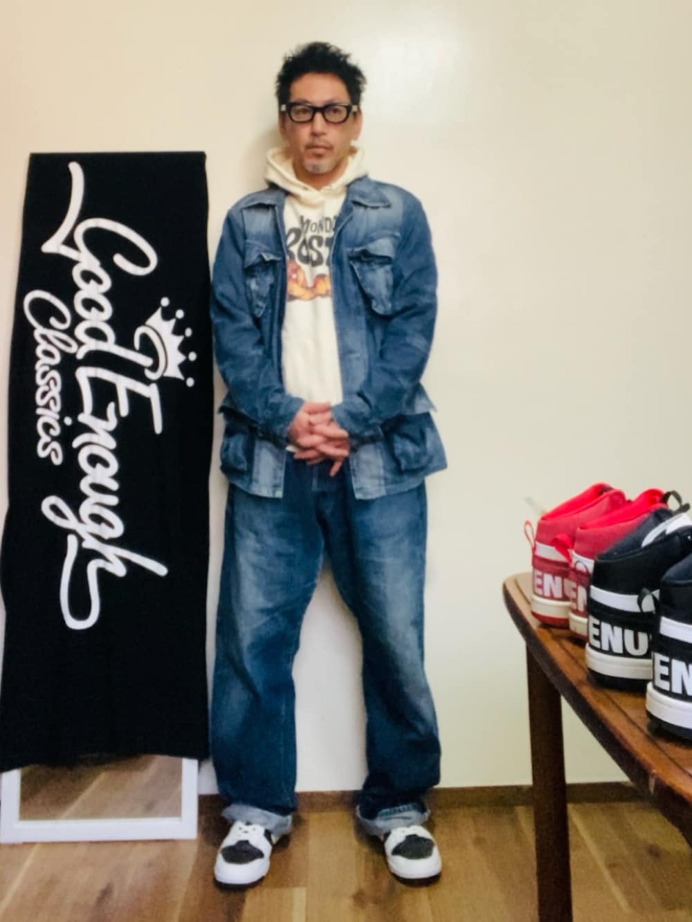 ブルー系のデニムパンツ、ブルー系のカバーオール、ホワイト系のスニーカーを着用したメンズの冬コーディネートの4枚目の写真