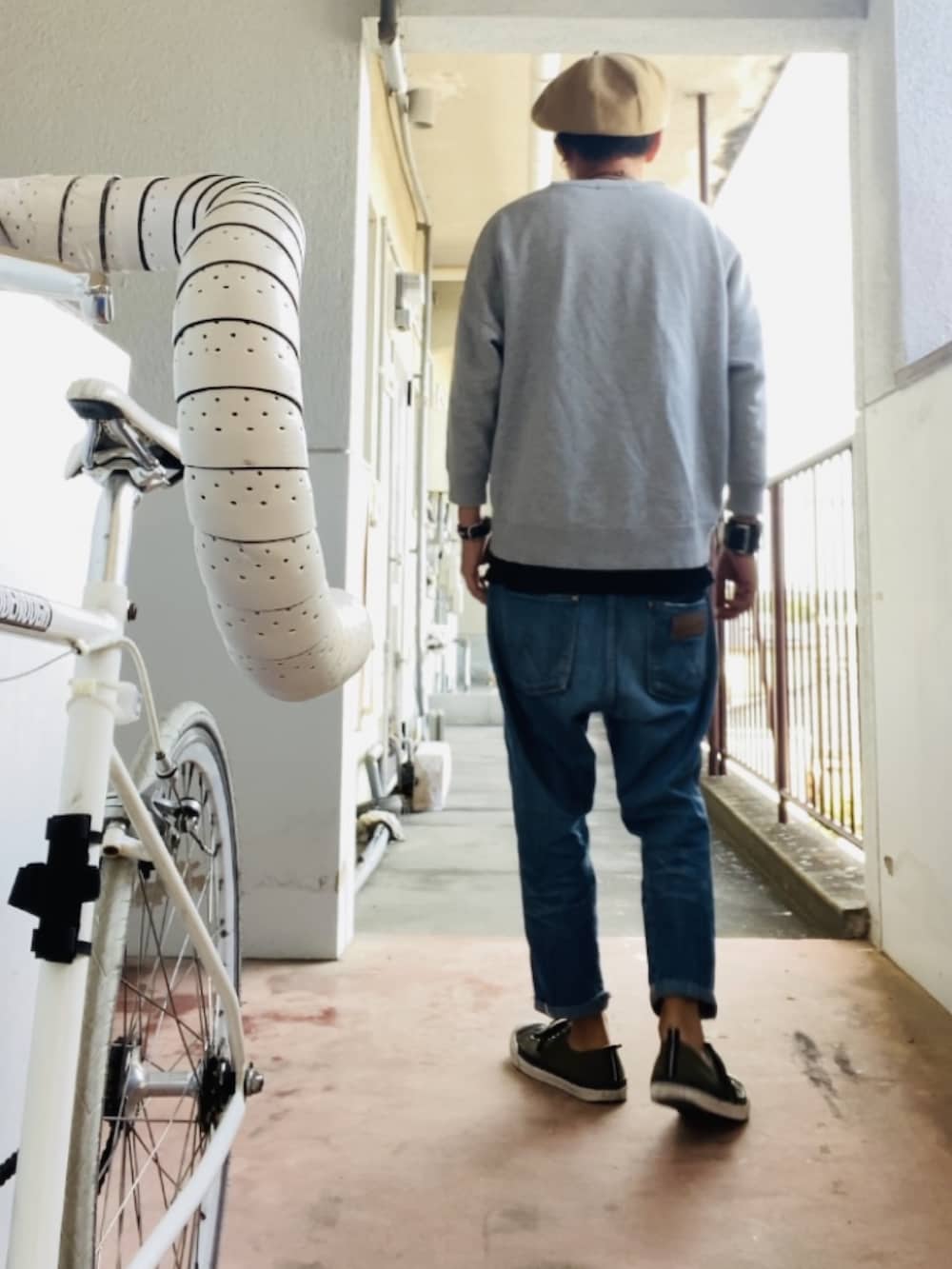 グレー系のスウェット、ブルー系のデニムパンツ、グリーン系のスニーカーを着用したメンズの春コーディネートの4枚目の写真