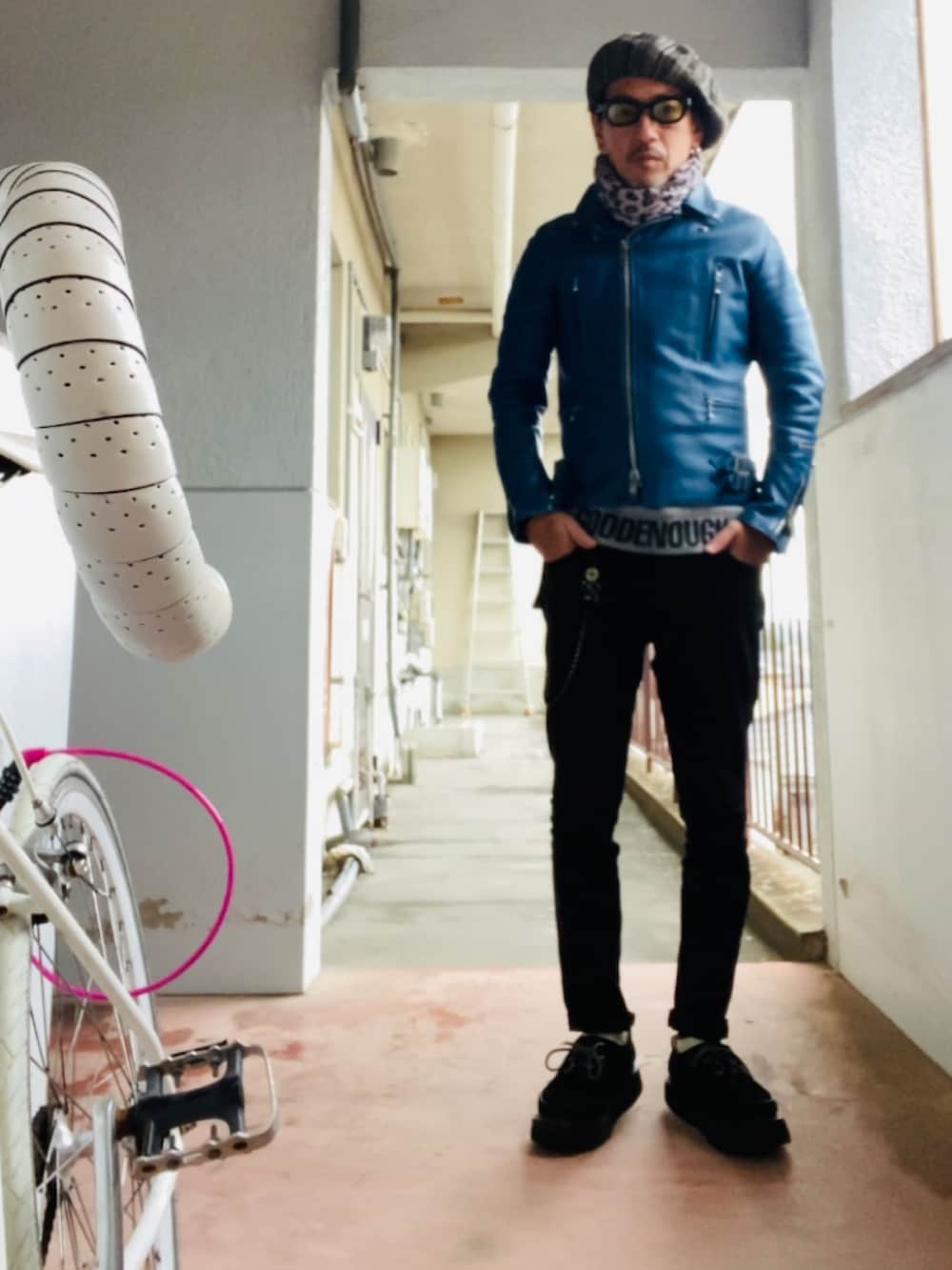 ブルー系のライダースジャケット、グレー系のスウェット、ブラック系のパンツを着用したメンズの冬コーディネートの2枚目の写真